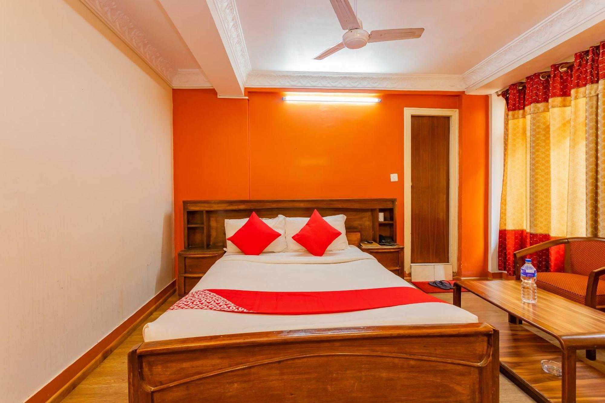 Oyo 795 Hotel Holiday Inn Kathmandu Bagian luar foto